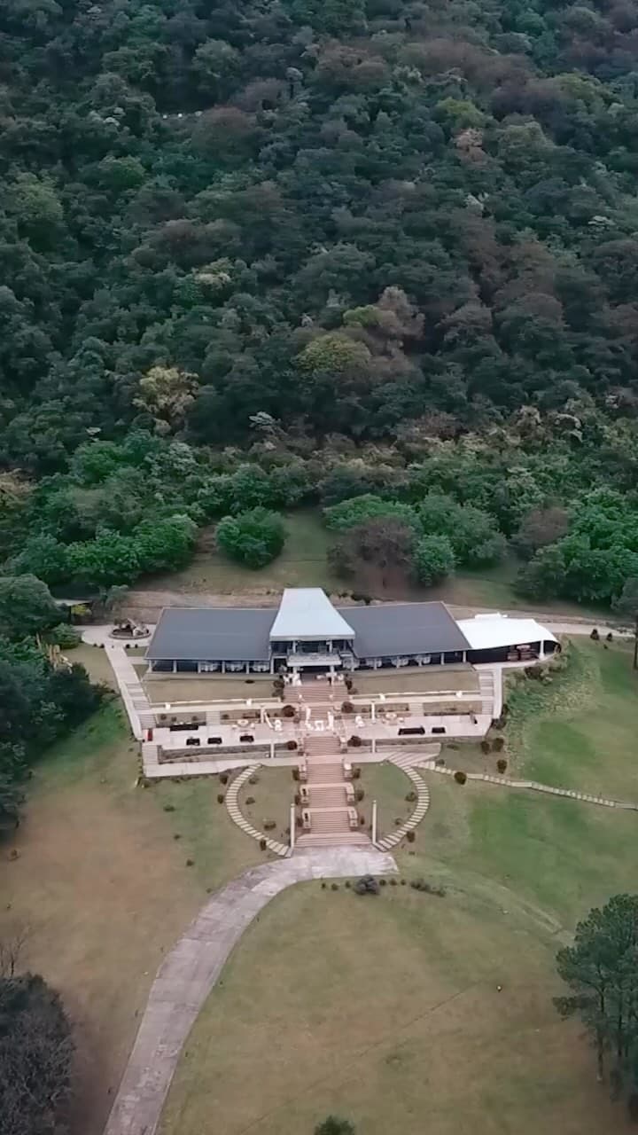 El salón visto desde arriba, entre los cerros tucumanos.